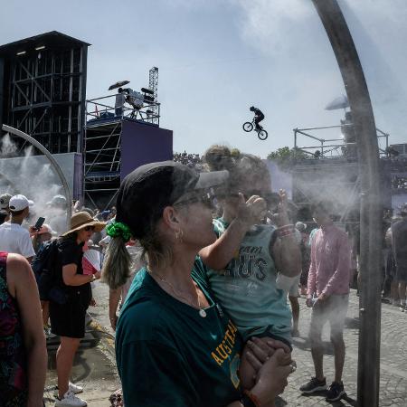 Torcida do BMX tenta amenizar calor em Paris durante as Olimpíadas