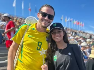 Brasileiro usa roupa de fada pra torcer por Rayssa e chama a atenção dela