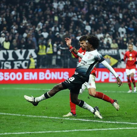 Talles Magno, do Corinthians, marca gol contra o Red Bull Bragantino