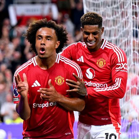 Joshua Zirkzee comemora gol do Manchester United sobre o Fulham no Campeonato Inglês