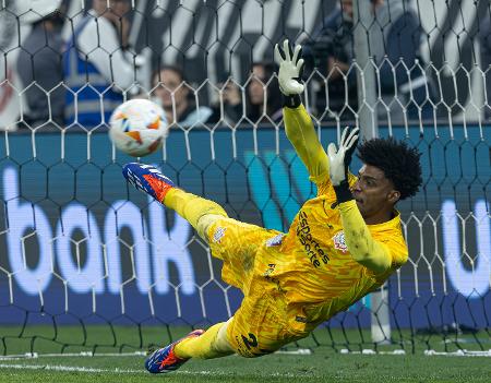 Hugo Souza, goleiro do Corinthians, defendeu três pênaltis na decisão das oitavas da Sul-Americana