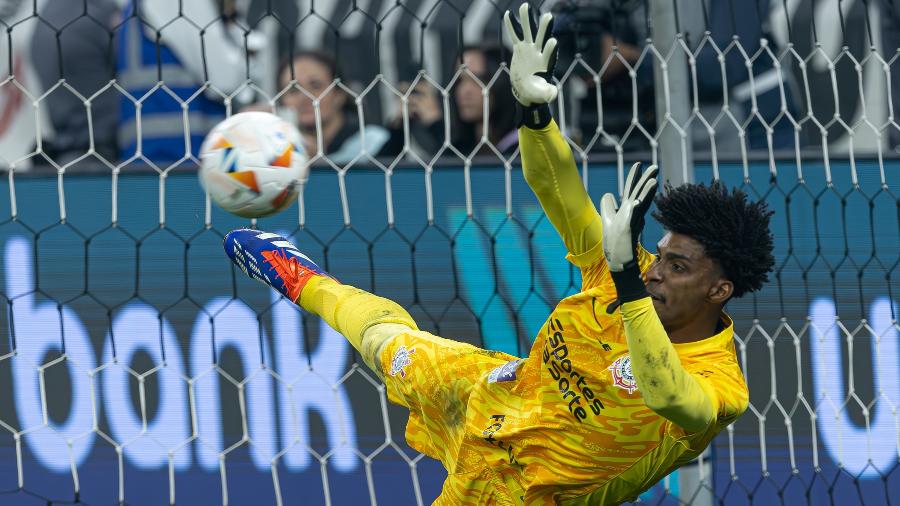 Hugo Souza, goleiro do Corinthians, defendeu três pênaltis na decisão das oitavas da Sul-Americana