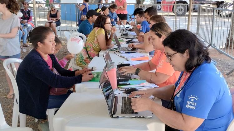 Voluntários da SAS Brasil atendem pacientes da fila do SUS durante o Rally do Sertões