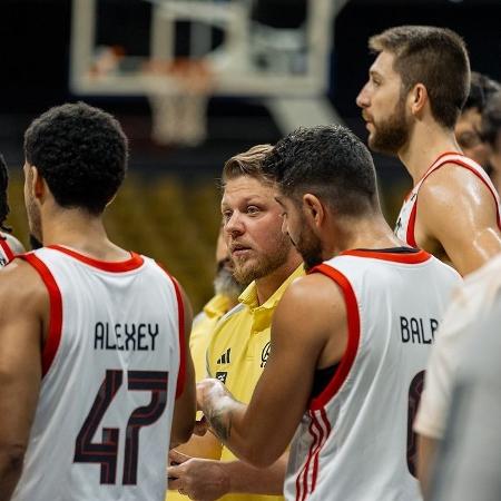 Jogadores do Flamengo e o técnico Gustavo de Conti durante partida do Torneio de Abertura do NBB