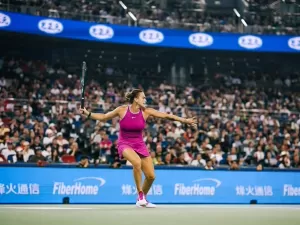 Sabalenka derrota chinesa campeã olímpica e conquista o tri do WTA 1000 de Wuhan