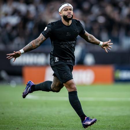 Memphis Depay comemora gol marcado pelo Corinthians contra o Athletico pelo Brasileirão