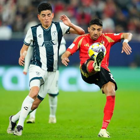 Pedraza, do Pachuca, e Taher Mohamed, do Al Ahly, disputam a bola