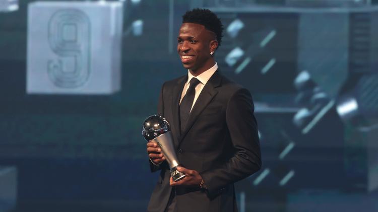 Vinicius Junior recebe prêmio de melhor jogador do mundo na cerimônia do The Best 2024