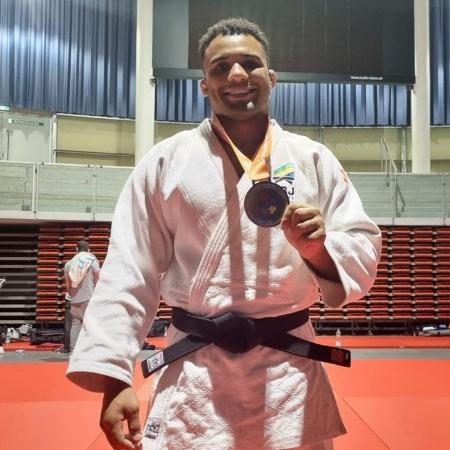 Marcelo Fronckowiak exibe medalha de bronze em Grand Prix de judô. Marcelo Fronckowiak exibe medalha de bronze em Grand Prix de judô.