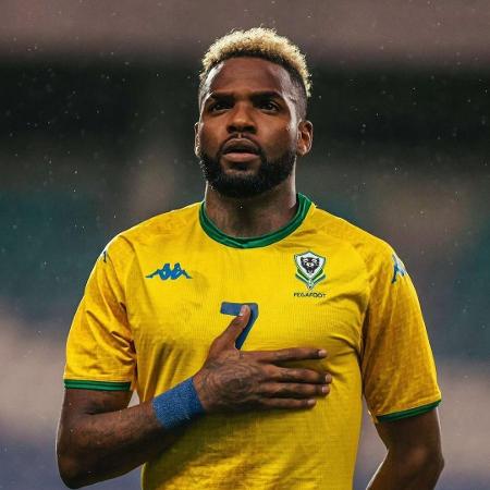 O atacante Aaron Boupendza, do Gabão, defendeia o Zhejiang, da China O atacante Aaron Boupendza, do Gabão, defendeia o Zhejiang, da China