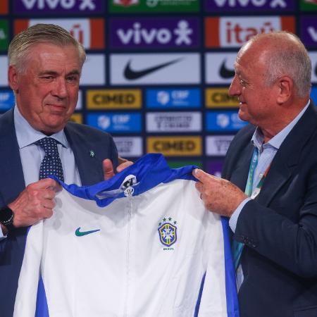 Carlo Ancelotti recebe agasalho do tetra de Felipão Carlo Ancelotti recebe agasalho do tetra de Felipão