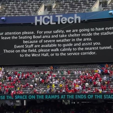Aviso no estádio Metlife sobre a paralisação de Palmeiras e Al Ahly Aviso no estádio Metlife sobre a paralisação de Palmeiras e Al Ahly