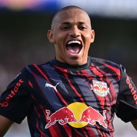 Jhon Jhon surgiu no Palmeiras e atualmente joga pelo Bragantino Jhon Jhon surgiu no Palmeiras e atualmente joga pelo Bragantino