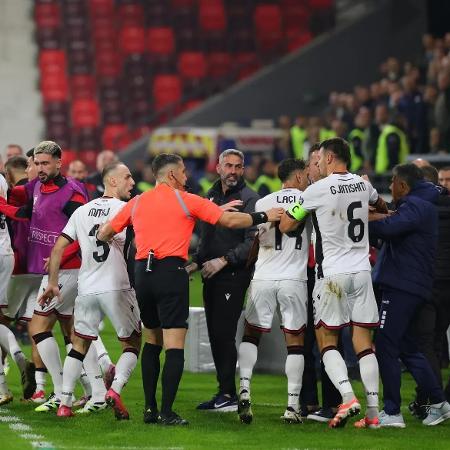 Comemoração de Rey Manaj causou princípio de tumulto em duelo Sérvia x Albânia Comemoração de Rey Manaj causou princípio de tumulto em duelo Sérvia x Albânia