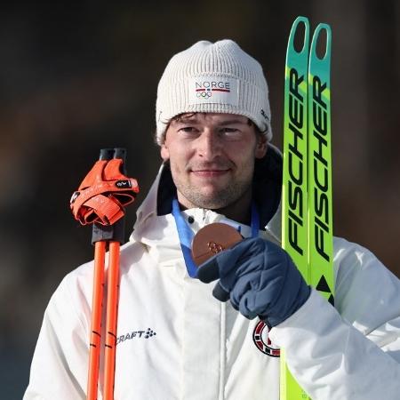 Sturla Holm Laegreid ganhou mais uma medalha de bronze nos Jogos Olímpicos de Inverno de Milão-Cortina Sturla Holm Laegreid ganhou mais uma medalha de bronze nos Jogos Olímpicos de Inverno de Milão-Cortina