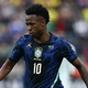 Perto de ter um ano sem les&atilde;o, Vini fica s&oacute; atr&aacute;s de Casemiro na sele&ccedil;&atilde;o