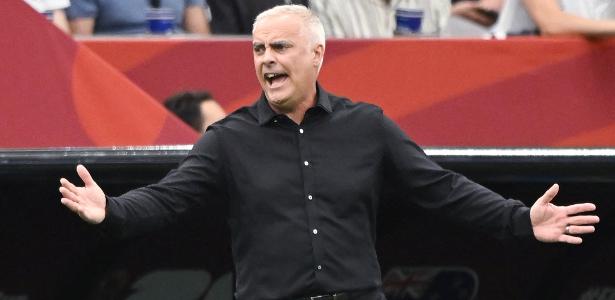 Técnico da Nova Zelândia vê erro em 2º gol do Egito: 'Árbitro não parou'