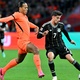 Holanda martela e arranca empate com Alemanha nas estreias de Xavi e Klopp