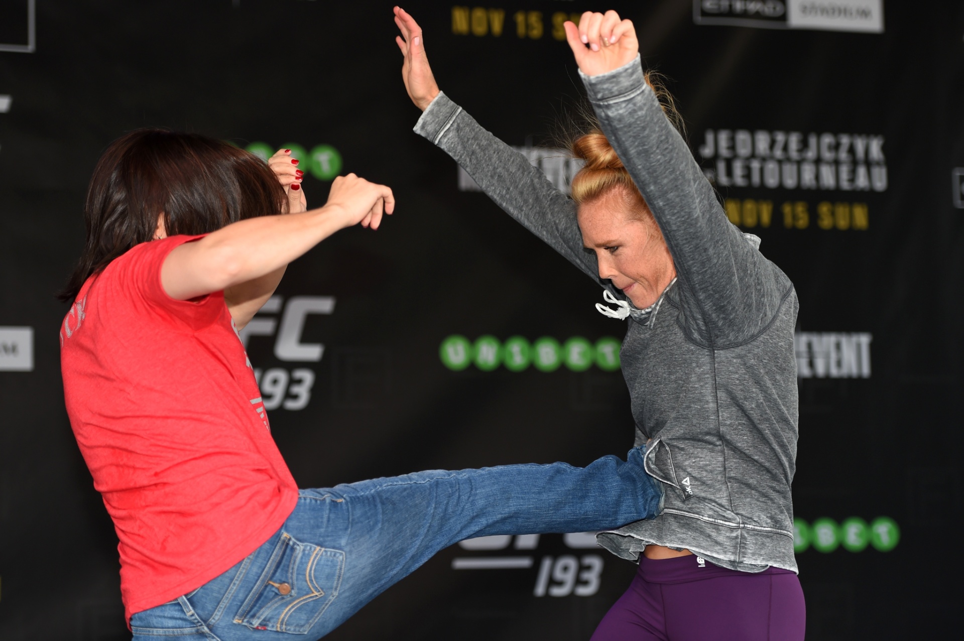 Holly Holm quebrou o protocolo e levou uma fã para o palco para o treino aberto, antes de enfrentar a campeã Ronda Rousey no UFC 193 - Getty Images