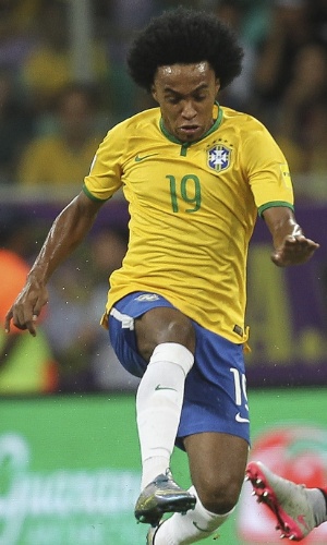 Willian disputa a bola na partida do Brasil contra o Peru nas Eliminatórias