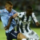 Gustavo Cuellar (esquerda), jogador do Junior Barranquilla, disputa bola com Marlos Moreno, do Atletico Nacional - RAUL ARBOLEDA / AFP