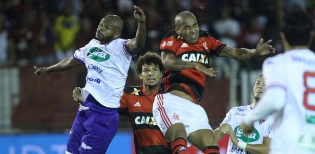 Sheik disputa a bola com os jogadores do Fortaleza em mais uma queda do Flamengo - Gilvan de Souza / Flamengo