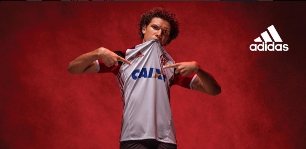 O volante Willian Arão posa com a nova camisa reserva do Flamengo - Divulgação