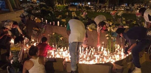 Homenagens fora do Atanásio Girardot à Chapecoense - Felipe Pereira/UOL - Felipe Pereira/UOL