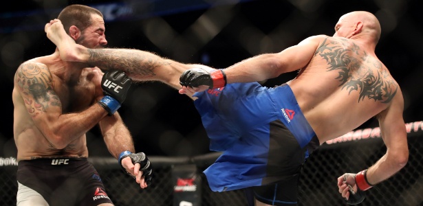 Donald Cerrone acertou um belo chute em Matt Brown no UFC 206 - Tom Szczerbowski/USA TODAY Sports