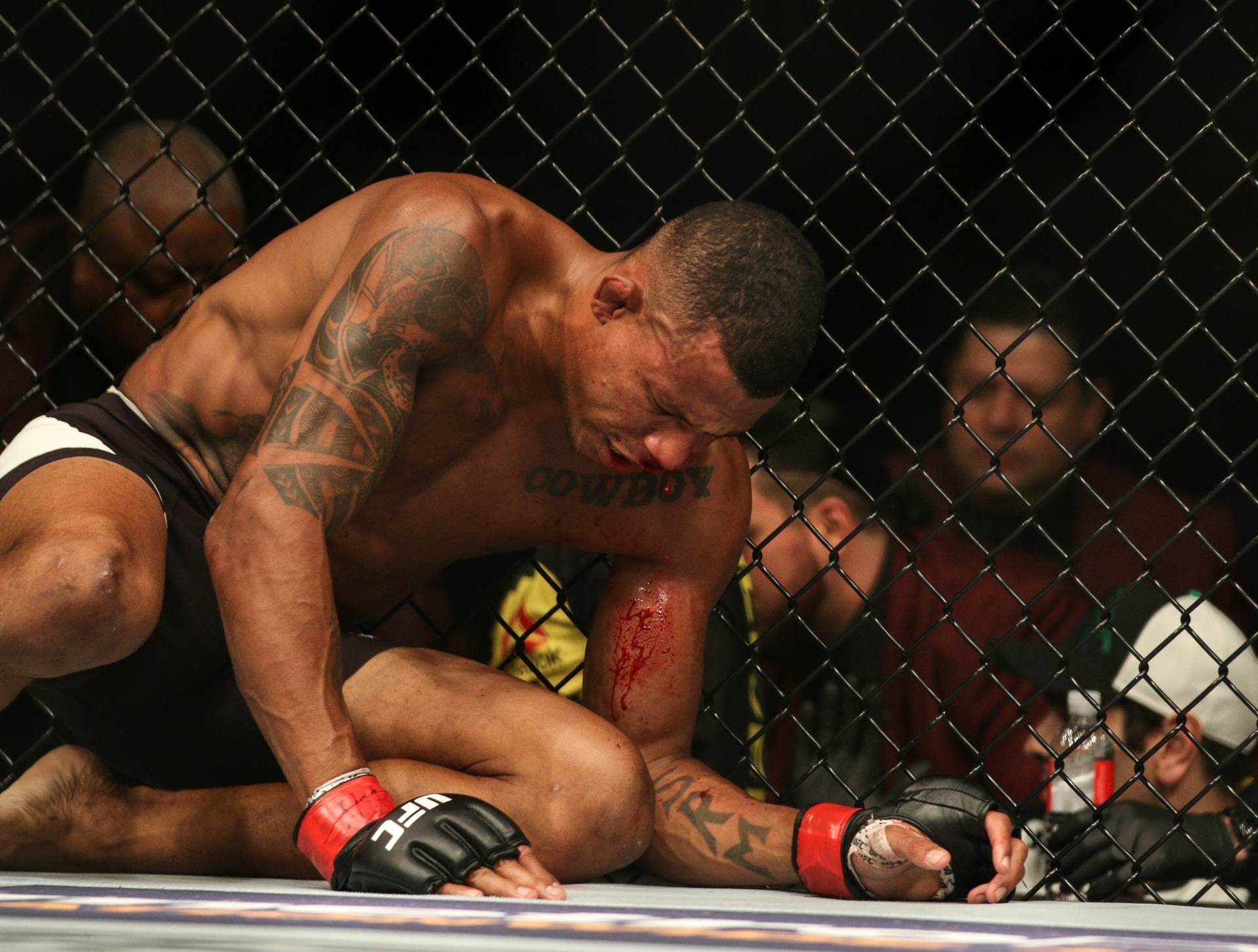 Alex Cowboy e Tim Means se enfrentaram pelos meio-médios; combate terminou com 'no contest', sem vencedor - Rigel Salazar/ Ag. Fight