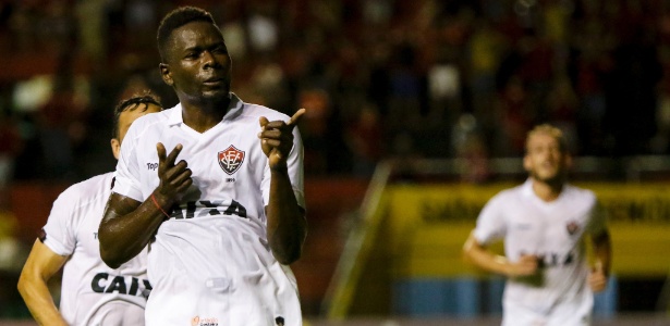 Kanu comemora gol do Vitória contra o Sport - Clélio Tomaz/AGIF - Clélio Tomaz/AGIF