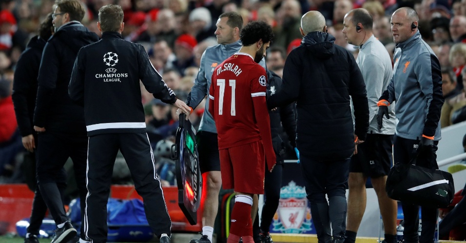 Salah deixa o campo machucado 