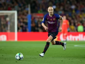 Ídolo do Barcelona, Iniesta anuncia aposentadoria do futebol aos 40 anos