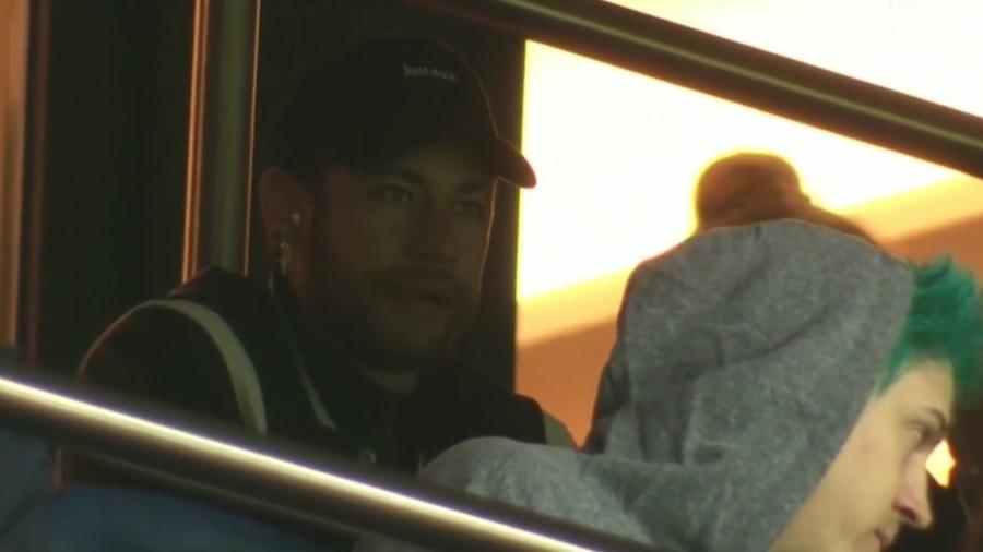 Neymar acompanha PSG x Manchester United do camarote do Parc des Princes - Reprodução