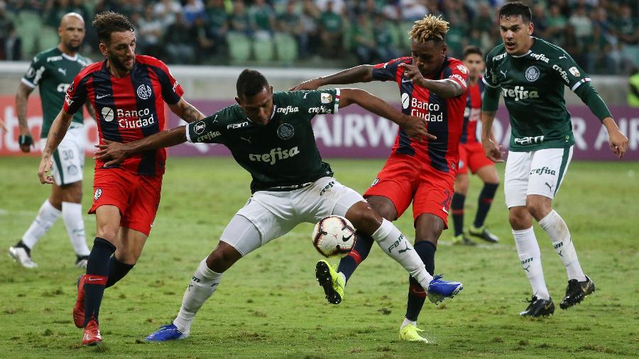 Borja, do Palmeiras, protege a bola pressionado pela marcação do San Lorenzo em jogo válido pela Libertadores - Amanda Perobelli/Reuters
