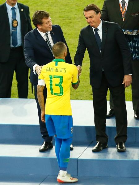 Daniel Alves (13) cumprimenta presidente Jair Bolsonaro no Maracanã após título da Copa América - Wagner Meier/Getty Images