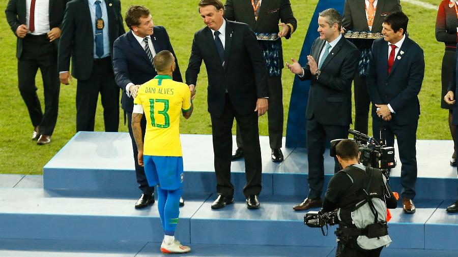 Daniel Alves (13) cumprimenta presidente Jair Bolsonaro no Maracanã após título da Copa América - Wagner Meier/Getty Images