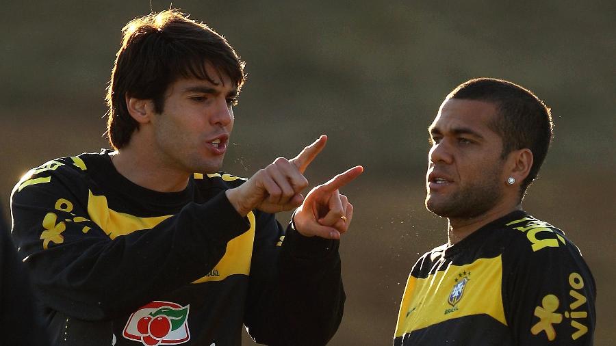 Kaká e Dani Alves em treino da seleção em 2010 - Richard Heathcote/Getty Images