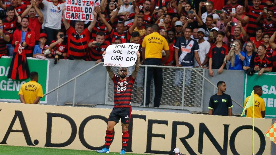 Gabigol mostra placa com "Hoje tem gol do Gabigol" em comemoração no clássico com o Vasco - Alexandre Vidal / Flamengo