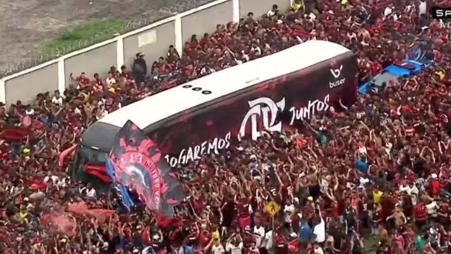 Flamengo comemorou título no mesmo ônibus que partiu para vencer a Libertadores - Reprodução/SporTV