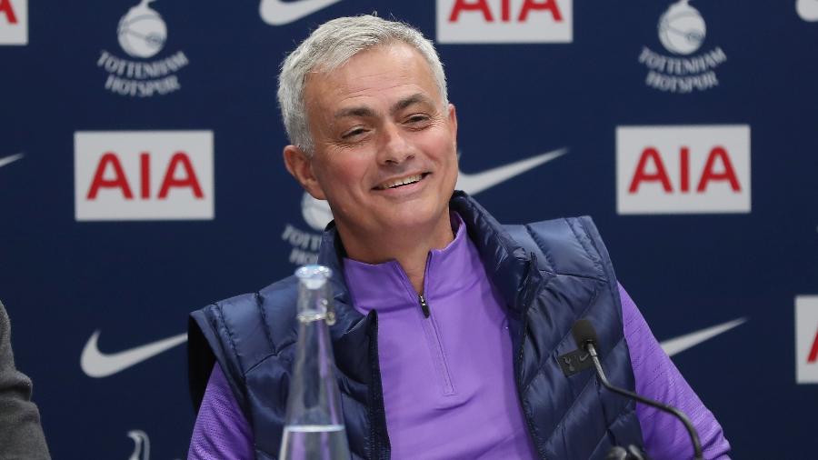 José Mourinho em sua apresentação como técnico do Tottenham - Tottenham Hotspur FC/Tottenham Hotspur FC via Getty Images