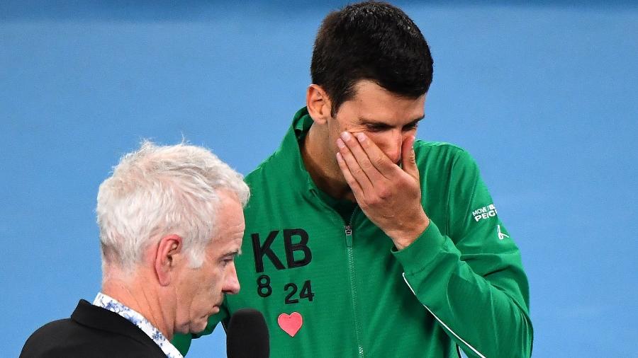 Novak Djokovic chora ao falar de Kobe Bryant após vencer o canadense Milos Raonic no Aberto da Austrália - William West/AFP