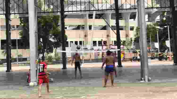 Garotos praticam futevôlei em frente ao estádio Nilton Santos, do Botafogo - Bruno Braz / UOL Esporte