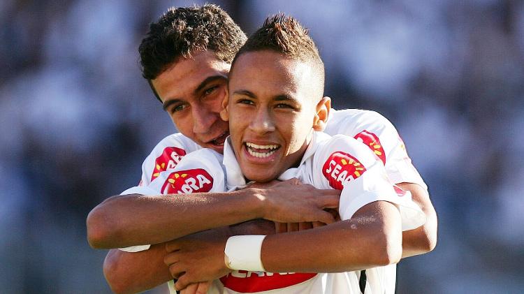 Neymar e Ganso se abraçam depois de gol do Santos na final do Paulistão contra o Santo André - Ricardo Saibun/Santos FC - Ricardo Saibun/Santos FC