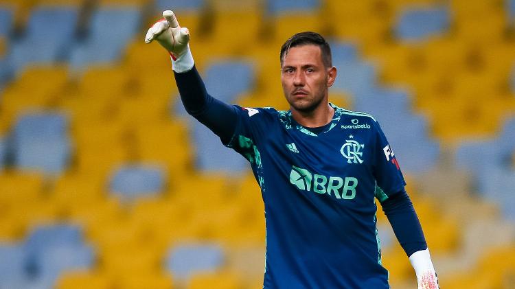 Flamengo goalkeeper Diego Alves signals to his teammates during the final against Fluminense - Buda Mendes / Getty Images - Buda Mendes / Getty Images