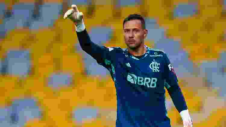 Diego Alves, goleiro do Flamengo, sinaliza para companheiros durante final contra o Fluminense - Buda Mendes/Getty Images - Buda Mendes/Getty Images