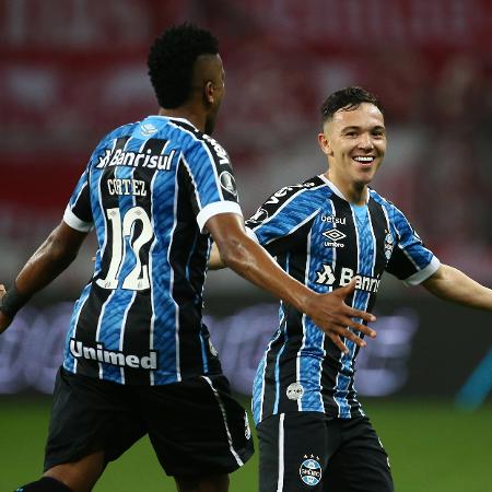 Bruno Cortez e Pepê comemoram gol marcado pelo atacante durante o Gre-Nal - Pool/Getty Images