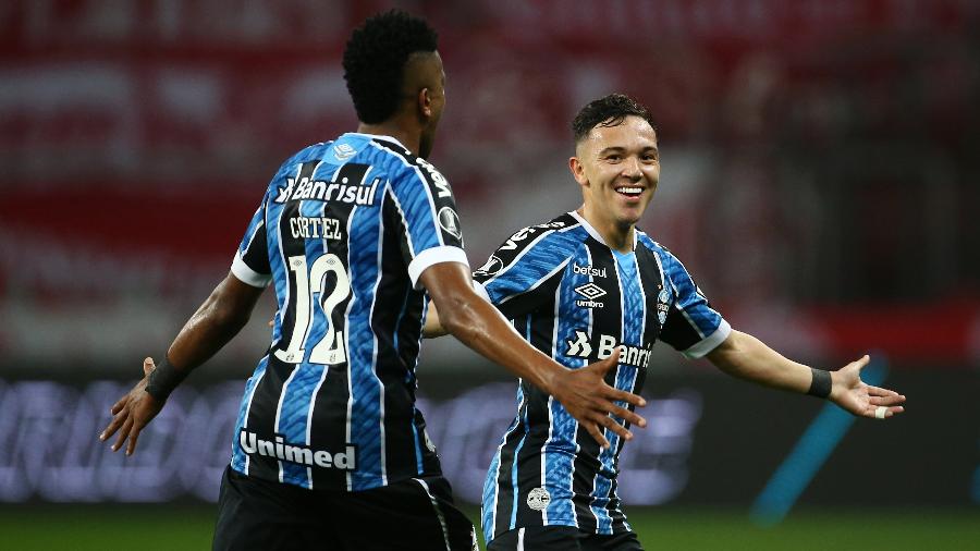 Bruno Cortez e Pepê comemoram gol marcado pelo atacante durante o Gre-Nal - Pool/Getty Images