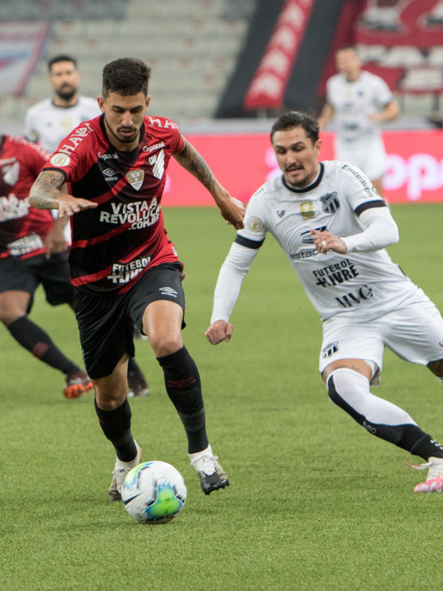 E agora, Inter? Thiago Galhardo assiste a jogo do Ceará ao lado do  presidente do clube - Lance!