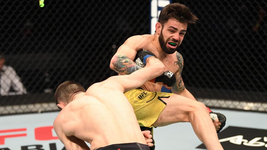 Tagir Ulanbekov acerta golpe em Bruno Bulldoguinho, na primeira luta do UFC Fight Island 5 - Josh Hedges/Zuffa LLC via Getty Images